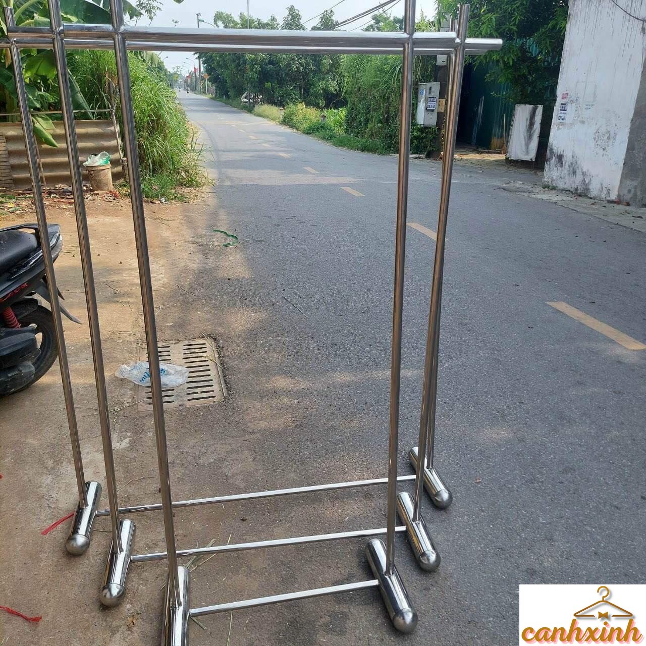 GIÁ INOX THIẾT KẾ CÓ SẴN CHO CỬA HÀNG THỜI TRANG - canh xinh